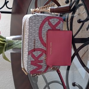 Muchael Kors Jet set camera bag with card holder